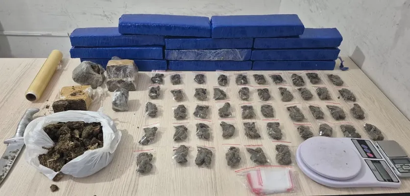 Baep apreende 11 tijolos de maconha escondidos em bolsa de traficante