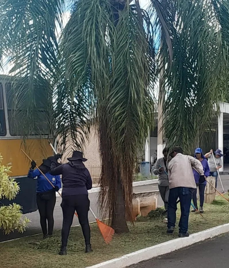Secretaria de Obras e Infraestrutura promove roçagem e limpeza de cemitérios