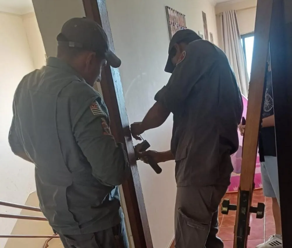 Família fica presa em apartamento e é resgatada pelo Corpo de Bombeiros em Fernandópolis