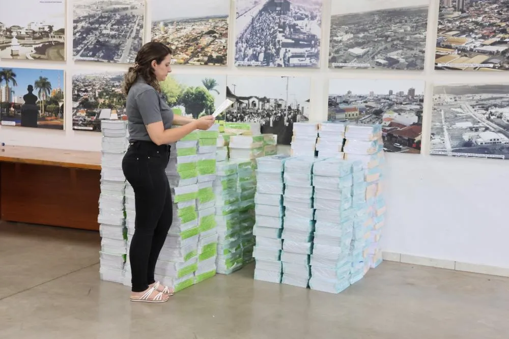 Fernandópolis recebe 9.500 novos livros didáticos com foco em neurociência