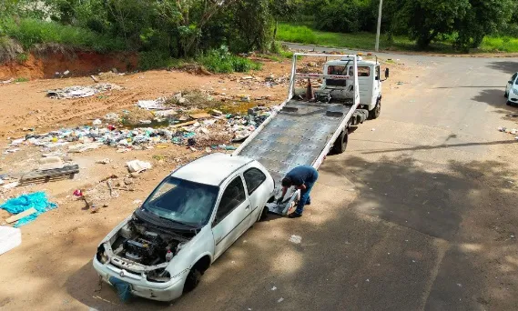 Carro abandonado é identificado em ponto de descarte irregular