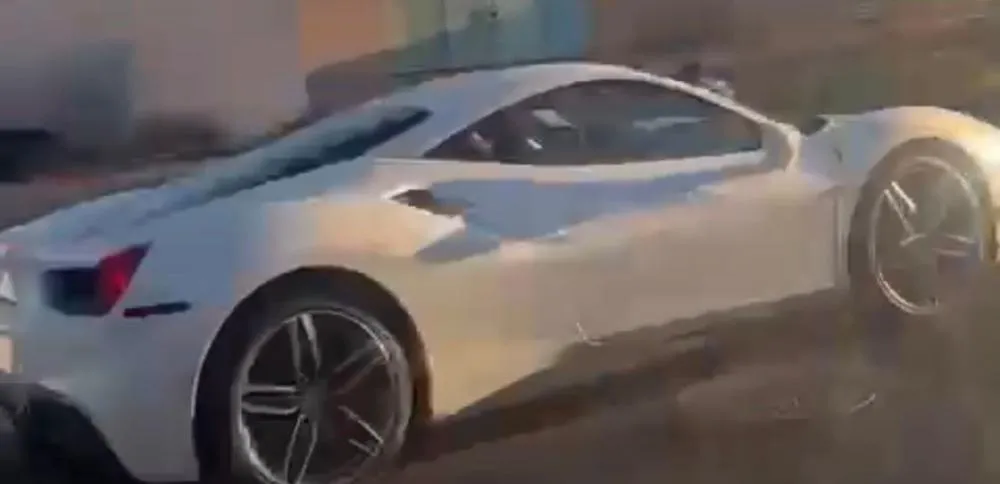 Veículo esportivo de luxo é flagrado em alta velocidade na Avenida Mário Benez e gera preocupação entre moradores
