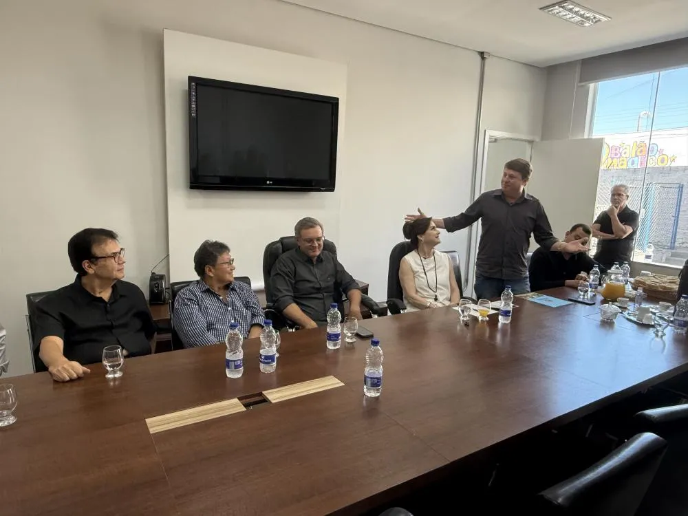 Daniel Arroio solicita van para o Orfanato em encontro com a deputada Analice Fernandes
