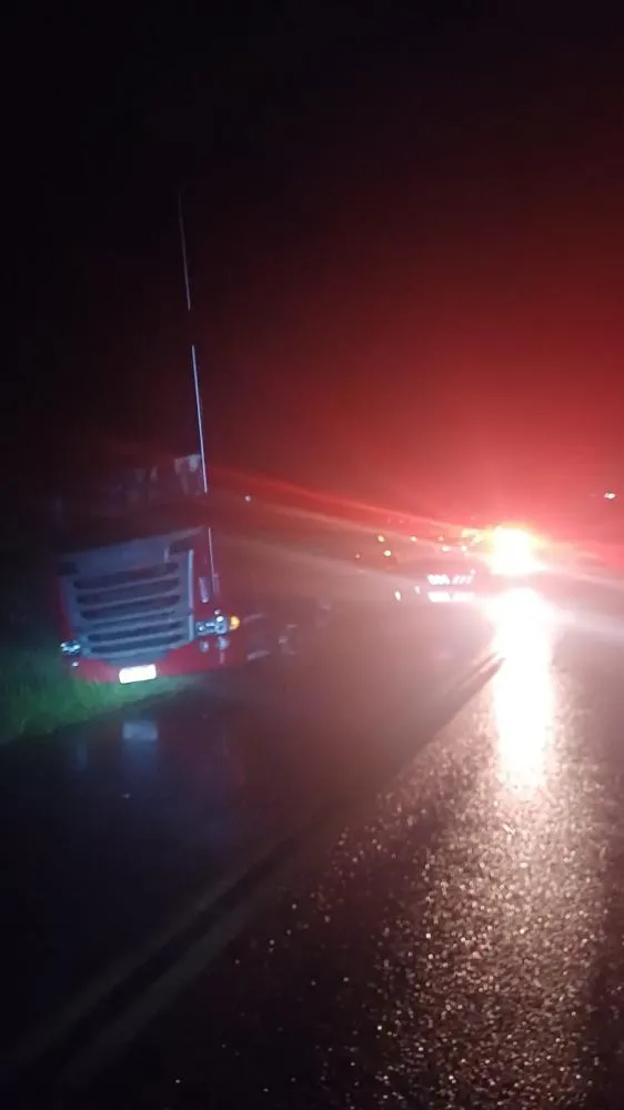 Carreta bitrem quebra na Rodovia Carlos Gandolfi e provoca interdição parcial durante a noite
