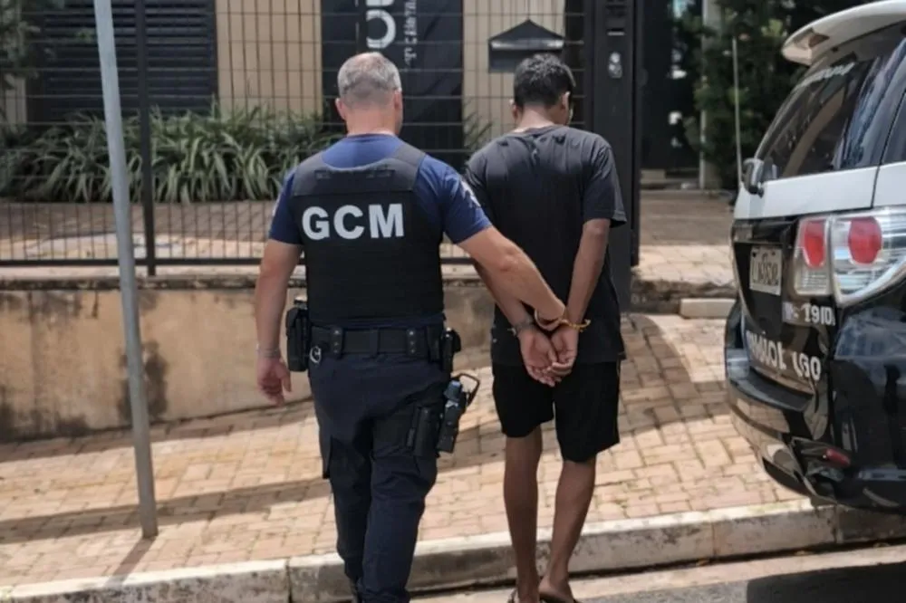 Jovem com 13 passagens pela polícia é preso por furto em comércio de Rio Preto