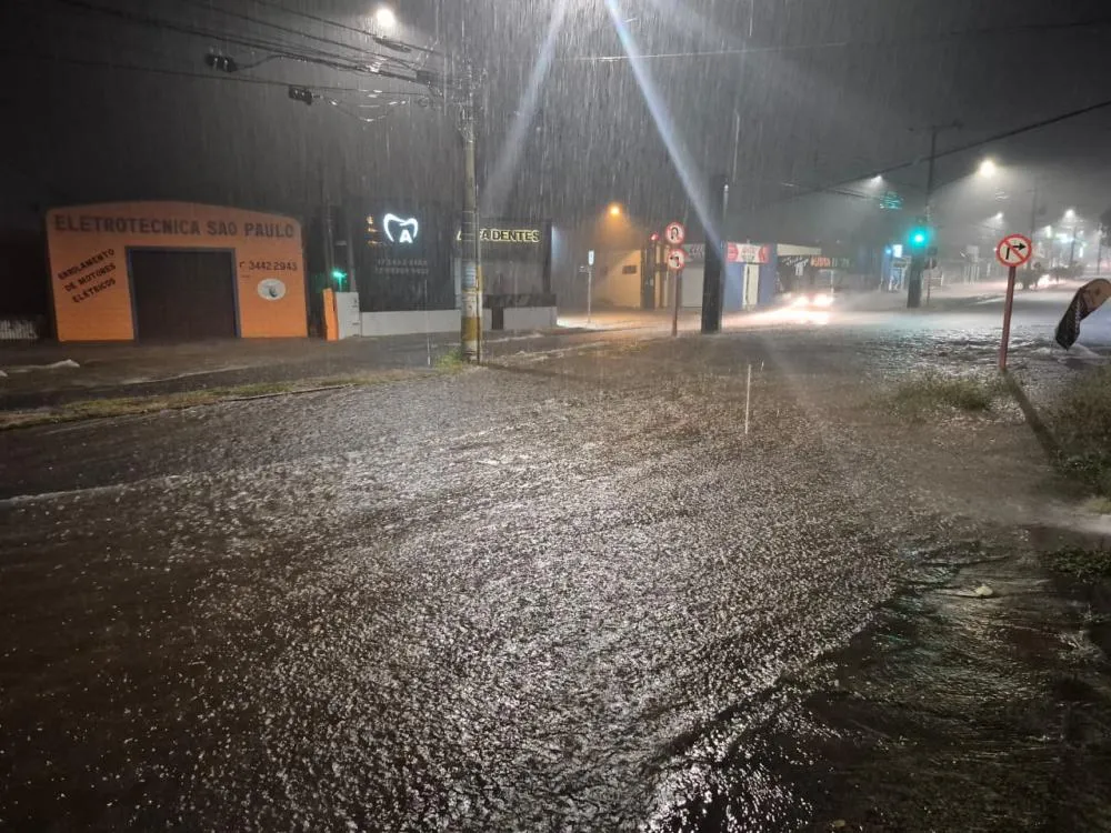 Forte chuva alaga a Avenida Afonso Cáfaro na noite deste domingo