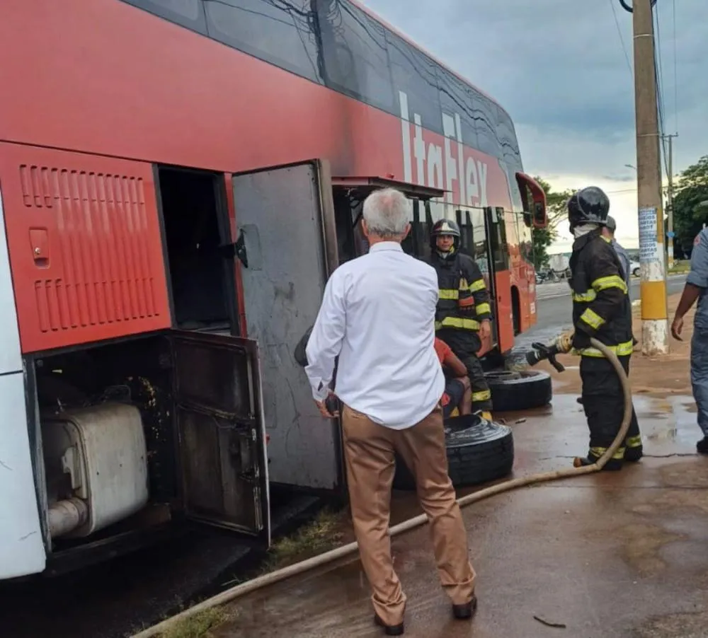 Incêndio em ônibus da Itamarati causa pânico e mobiliza equipes de emergência em Fernandópolis