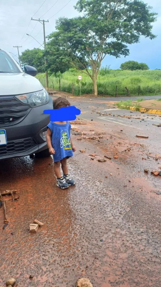 Criança é encontrada sozinha perto de córrego e tragédia é evitada por agente de trânsito em Fernandópolis