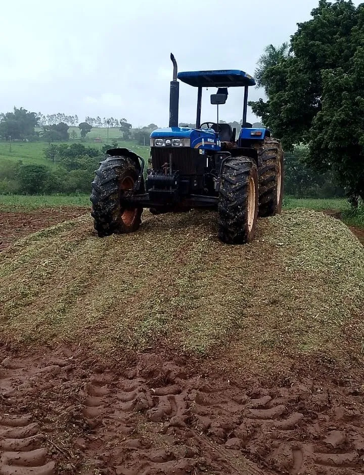 Prefeitura apoia produtores na produção de silagem e realiza manutenção de estrada rural