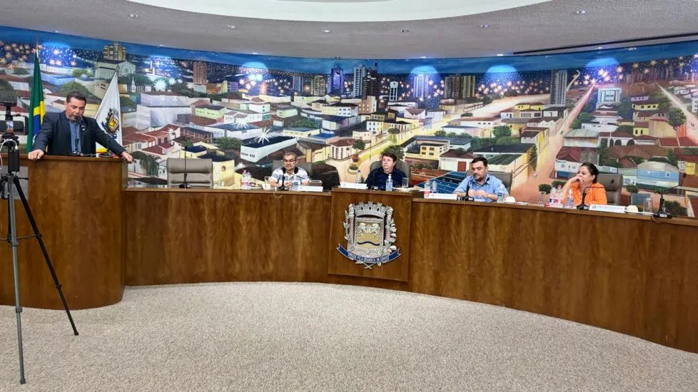 Câmara de Fernandópolis aprova projetos de crédito, homenagens e contas do Executivo em sessão ordinária