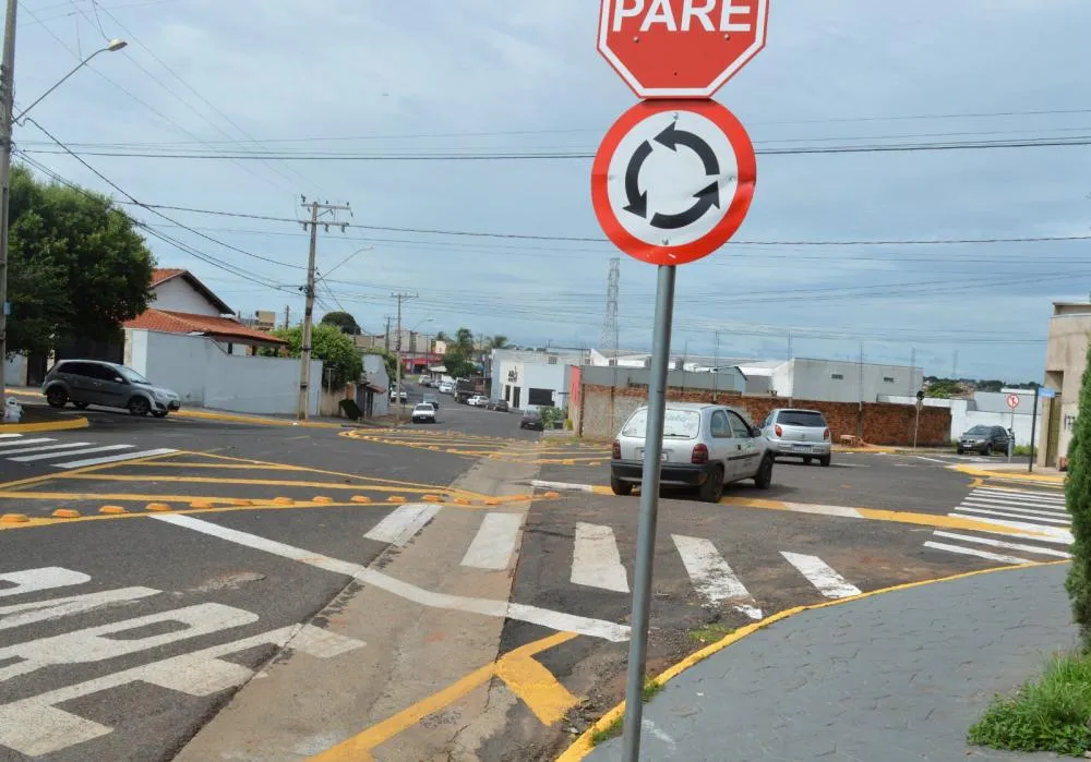 Nova sinalização organiza trânsito entre os bairros Mathias e Jardim Paraíso 