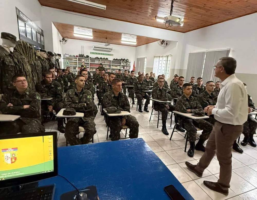 Prefeito participa de aula inaugural do Tiro de Guerra 02/083 