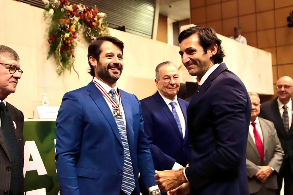Guilherme Piai recebe o colar de honra ao mérito da ALESP
