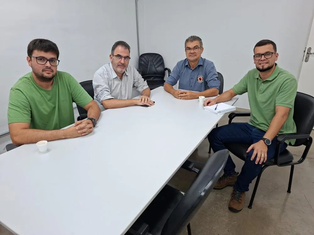 Julinho Barbeiro intermedeia reunião e cobra solução para insalubridade de terceirizados em Fernandópolis