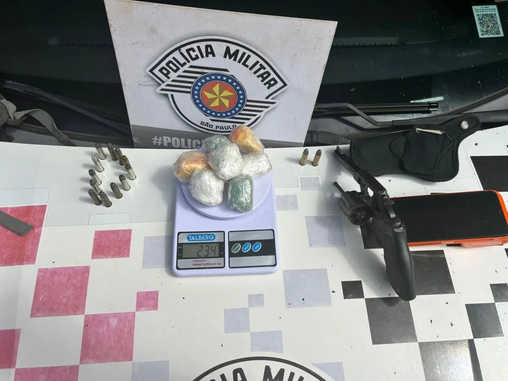 Polícia apreende arma, drogas e motocicleta irregular durante operação em Fernandópolis