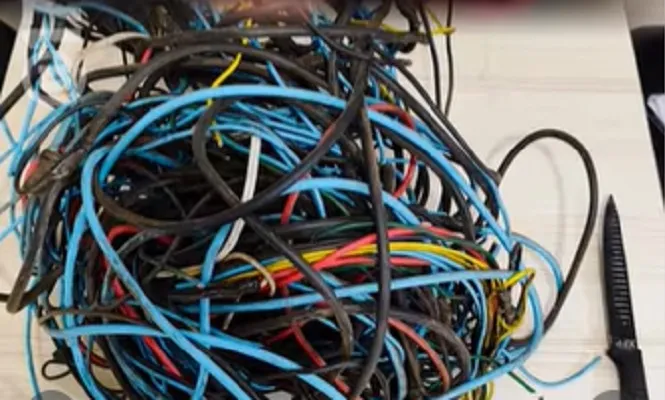 Ladrão de fios é surpreendido pela PM em forro de casa em Rio Preto