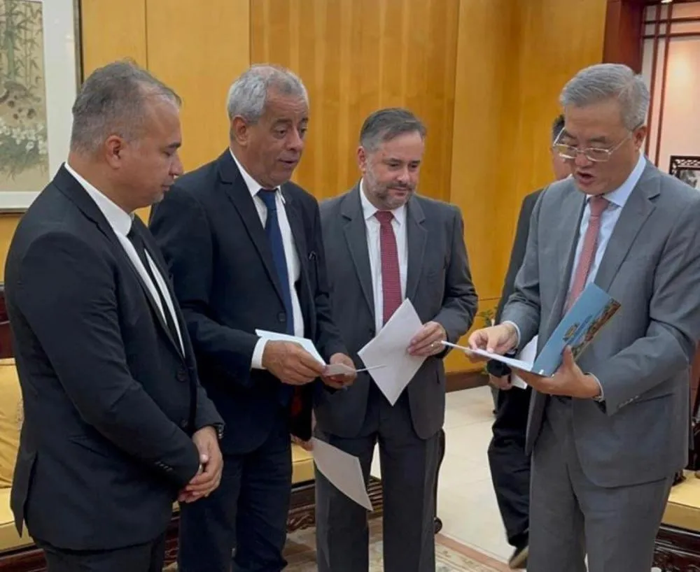 Vereadores Carlos Cabral e Jeferson da FEF participam de articulação com a China para levar tecnologia a Fernandópolis