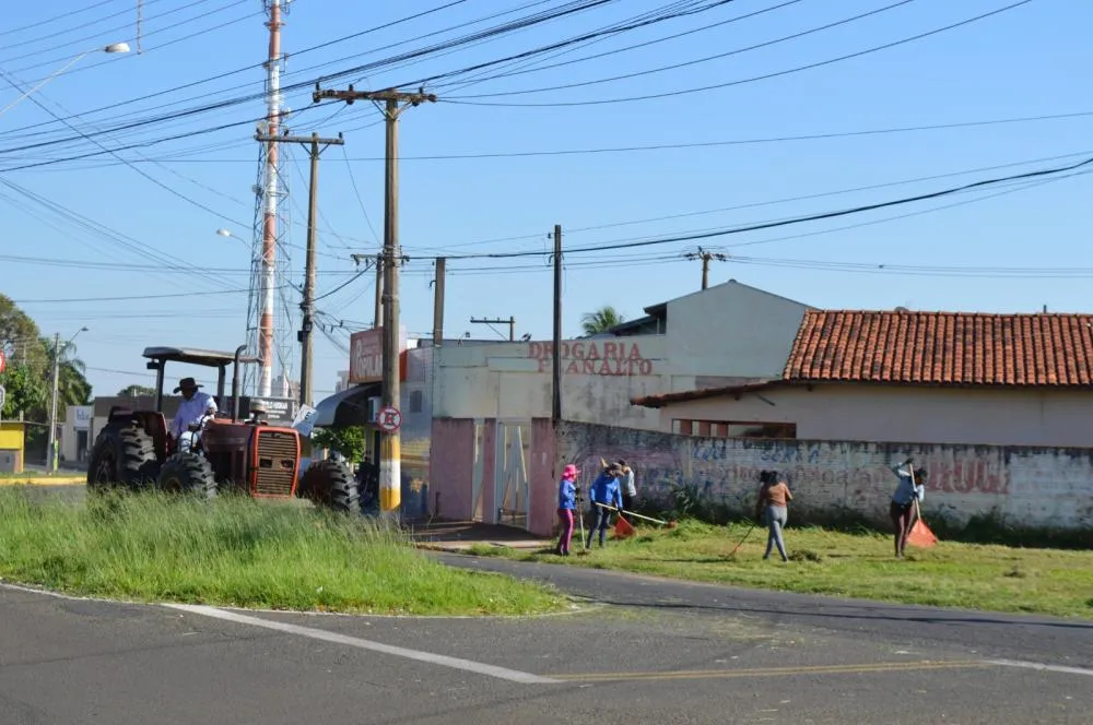 Marginais da Euclides da Cunha recebem roçagem 