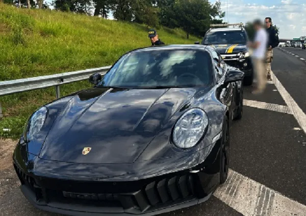 PRF flagra Porsche rodando há meses sem placas na BR em Rio Preto
