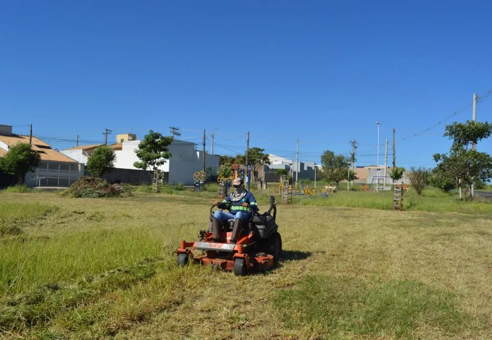 Roçagem atende comunidade do distrito de Brasitânia  