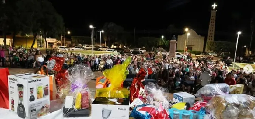 Show de Prêmios em homenagem ao Dia das Mães reúne centenas de famílias em Mira Estrela