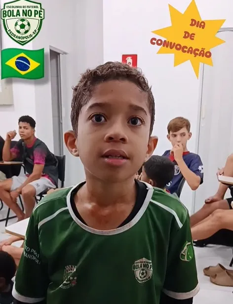 Atletas da Escolinha Bola no Pé acompanham convocação da Seleção Brasileira em momento de emoção e inspiração