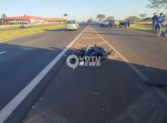 Colisão entre motos deixa dois feridos em acesso à Rodovia Euclides da Cunha em Votuporanga