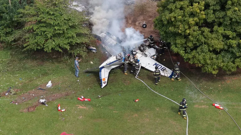 Avião que exibia marca de empresa de Estrela d'Oeste cai em Marília; acidente deixa duas vítimas fatais
