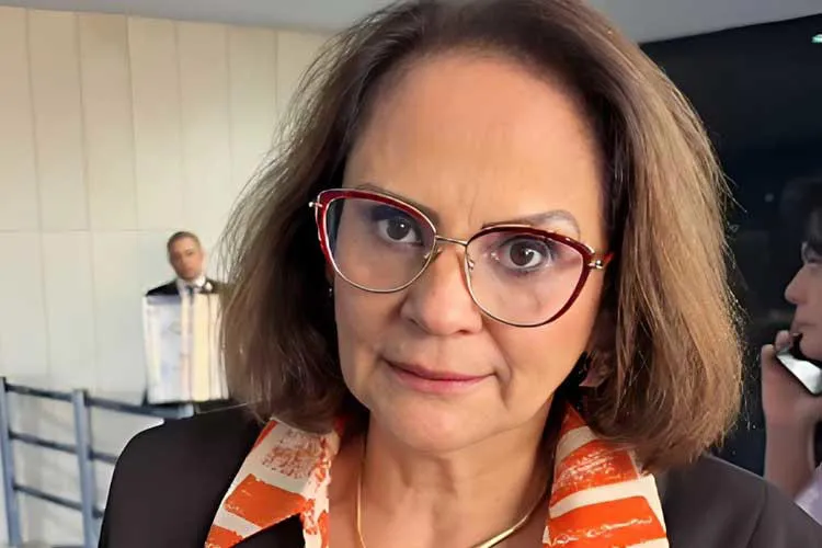 Damares desce a lenha em aliado de Flávio Bolsonaro e bota o dedo na ferida: “Vem se tiver coragem”