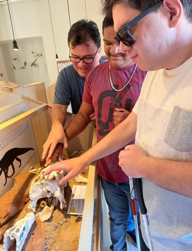 Deficientes Visuais visitam museu de Paleontologia