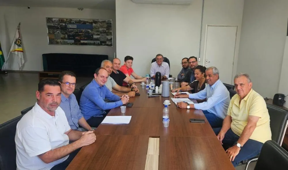 Reunião sobre Lei Federal reúne prefeito, vereadores, secretários e procurador-chefe