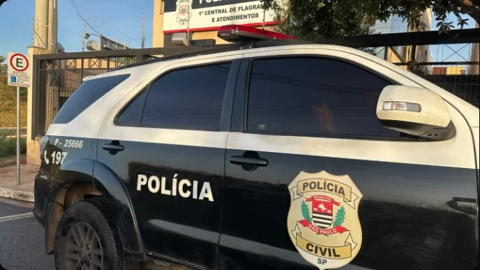 Homem é detido após tentar furtar barril de chope de supermercado