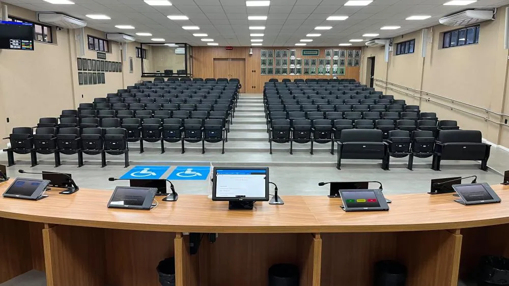 Câmara Municipal de Santa Fé do Sul moderniza plenário com sistema informatizado