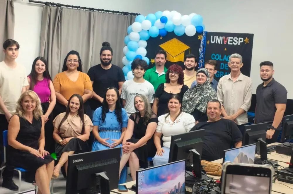 Univesp de Fernandópolis forma 18 novos alunos