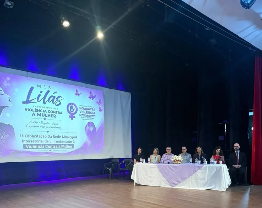 Teatro Municipal de Fernandópolis recebe público lotado para debate sobre violência contra a mulher