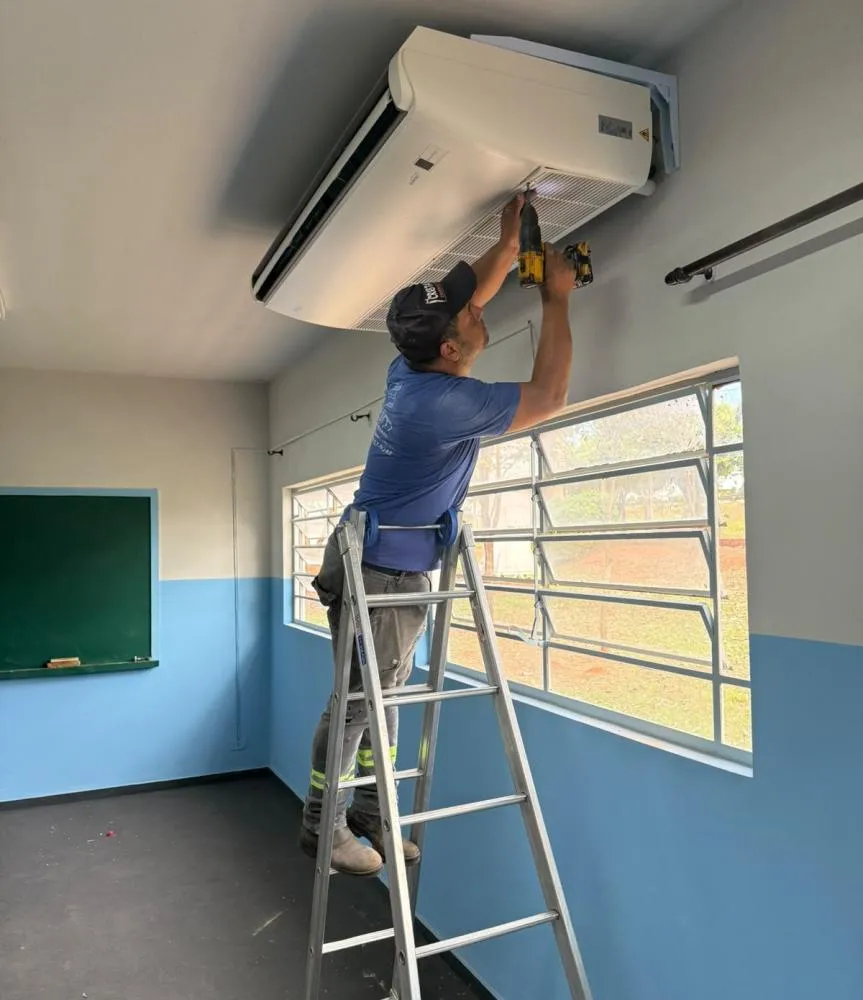 Escolas municipais de Fernandópolis começam a receber instalação de aparelhos de ar-condicionado