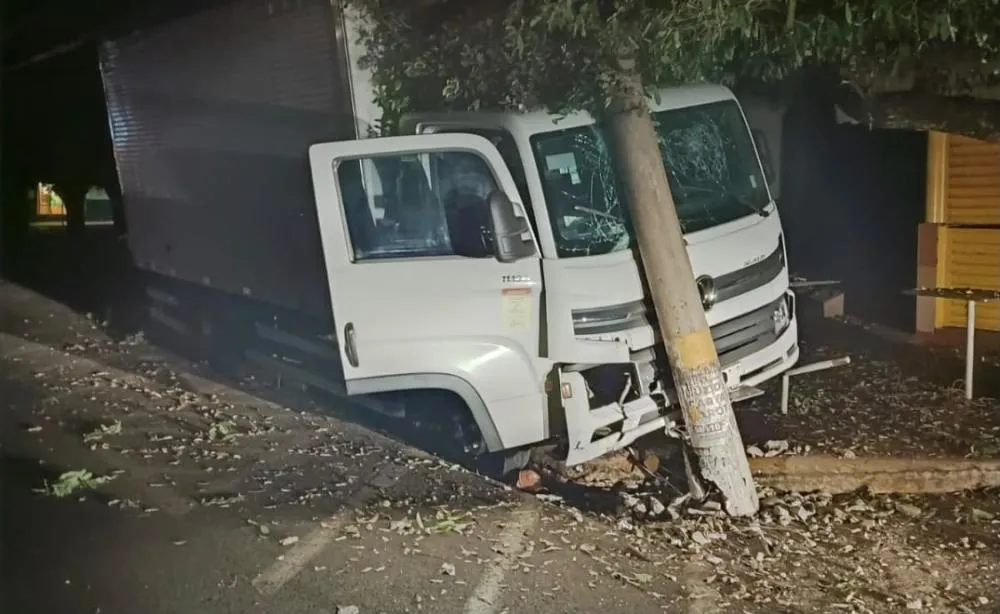 Carreta enrosca em fios, derruba poste e deixa via interditada