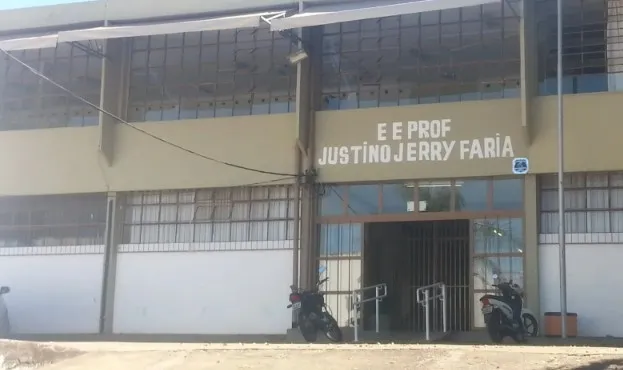 Estudante de 14 anos é encontrada com faca dentro de escola