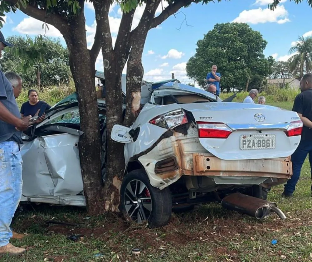 Mulher de 37 anos morre após Corolla bater contra árvore em Guarani d'Oeste