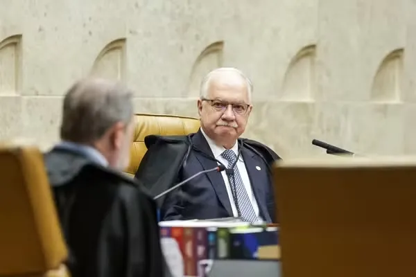  Fachin dá 72 horas para Mendonça se manifestar sobre pedido da AGU para suspender afastamento do diretor da PF