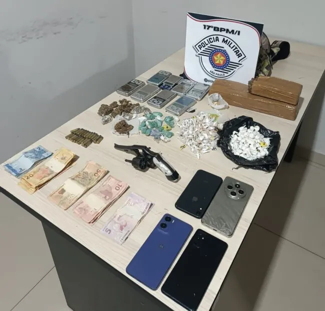 Dupla e adolescente são detidos por tráfico em casa abandonada