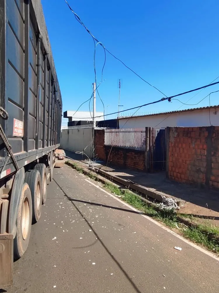 Carreta enrosca em fios, derruba poste e mobiliza equipes em Fernandópolis
