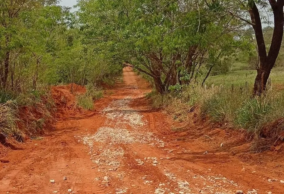 Prefeitura intensifica recuperação de estradas rurais após chuva