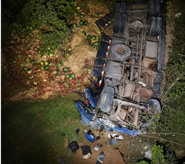 Caminhão cai às margens do Rio Turvo e deixa motorista ferido, na região