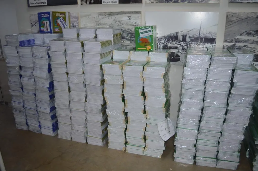 Alunos do Ensino Fundamental recebem 9600 livros didáticos