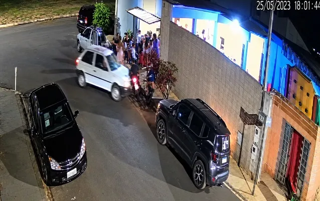 Motorista embriagado perde controle de carro, atropela quatro pessoas e mata homem em Poloni