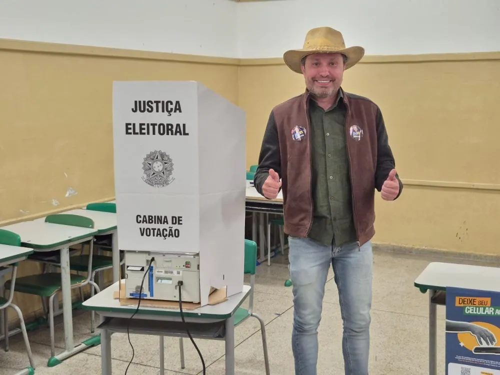 Deputado Federal Fausto Pinato vota na Escola Afonso Cafaro, em Fernandópolis
