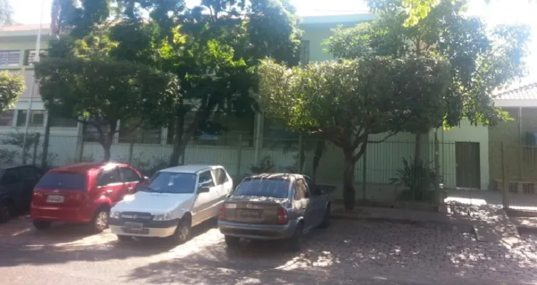 Jovem passa mal após votar e cai de escada em escola na região