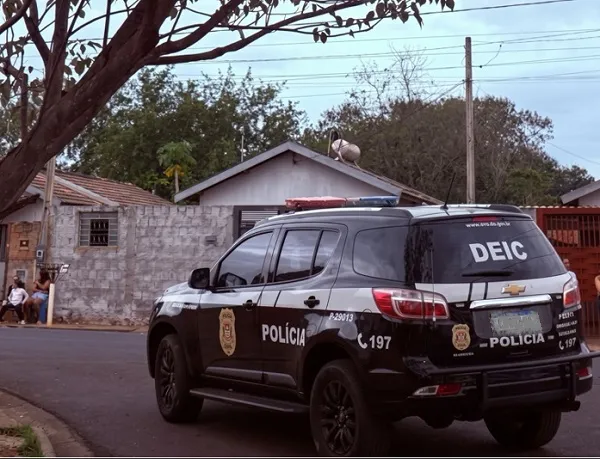 Homem é baleado dentro de carro, corre para casa e morre em cidade da região