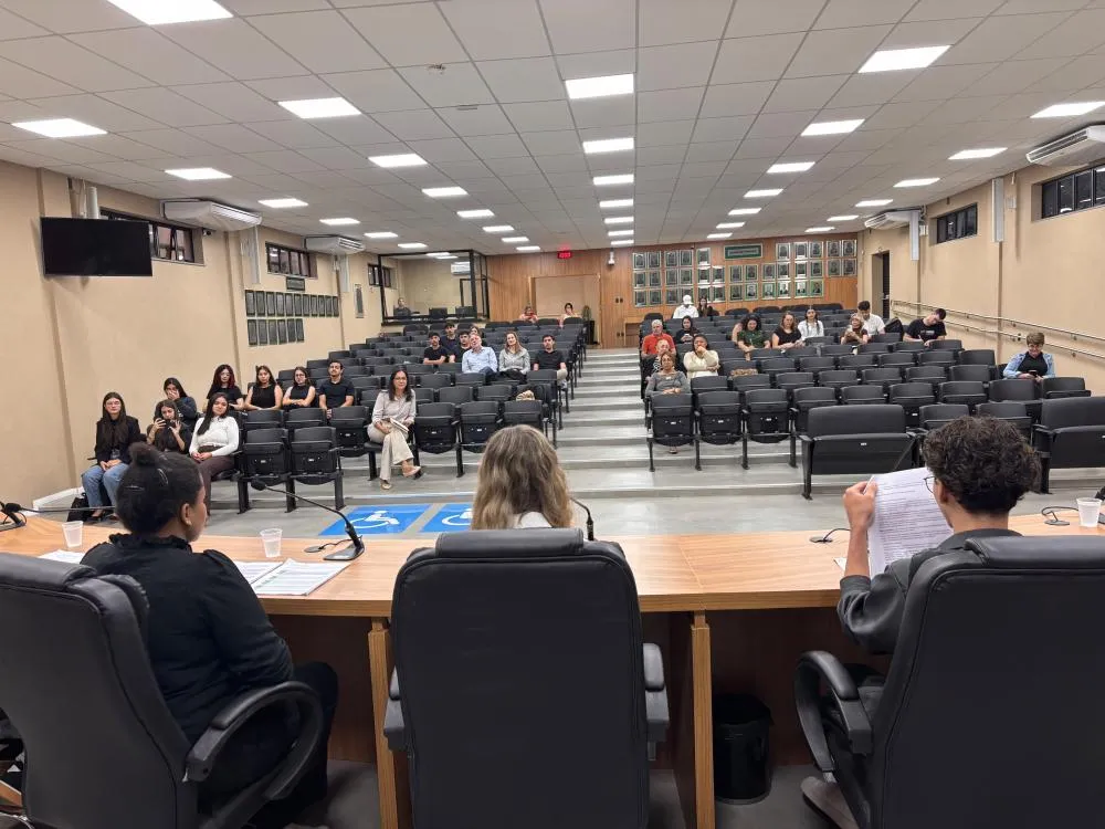 Alunos de Direito do UNIFUNEC participam de simulação de sessão ordinária